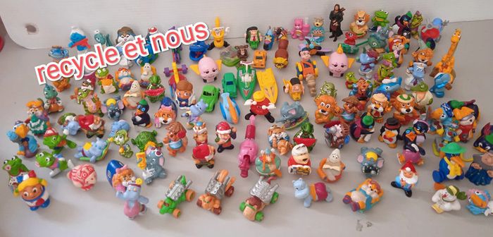 120 figurines/jouets kinder