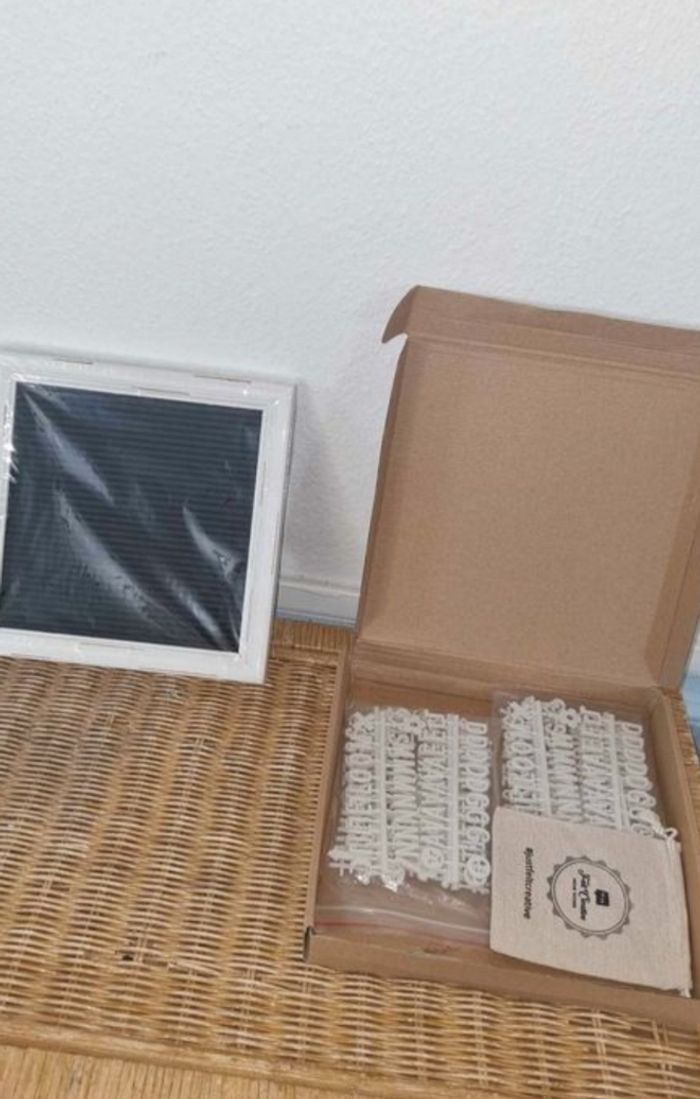 Panneau / tableau en feutre avec lettres