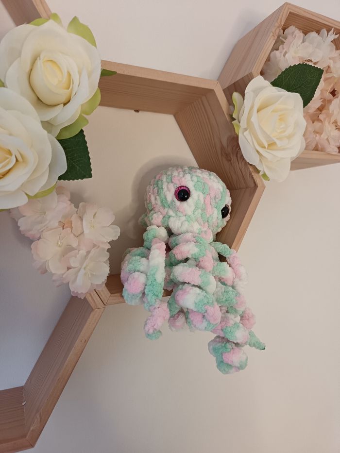 Peluche Meduse tricolore au crochet - photo numéro 2