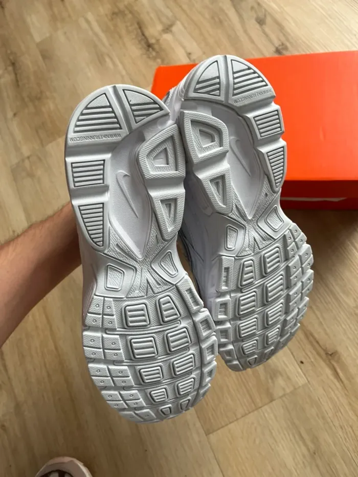 Nike Initiator Triple White Fluffy Taille 41 - photo numéro 5