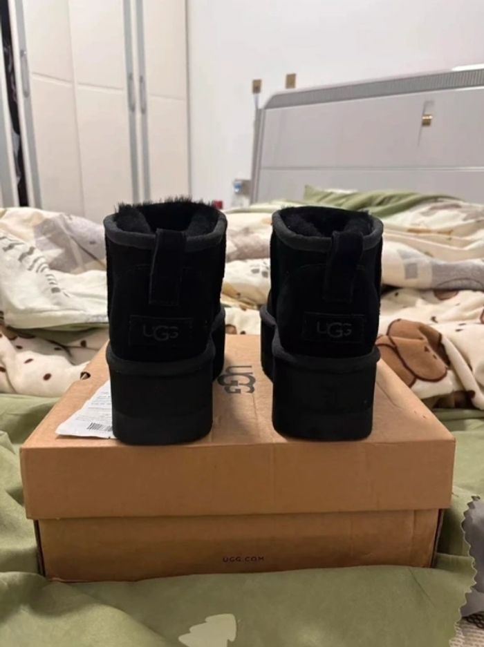 Bottes de neige UGG à talons hauts, noires, pointure 38 - photo numéro 7