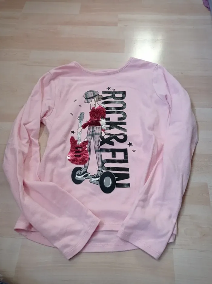 Pull fin rose avec motif