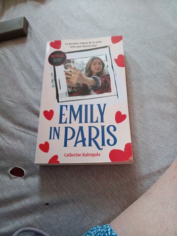 Livre emilie in paris tiré de la serie à des traces d'utilisation
