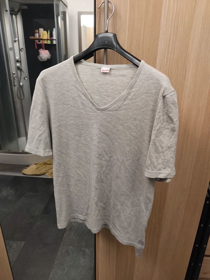 T-shirt gris col V - Taille L/XL (50 cm poitrine)
