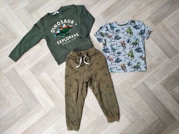 Lot vêtements garçon jogging thème dinosaures 5 ans