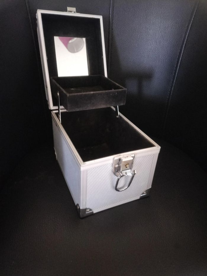 coffret beauté à étage 18 cm X 14 cm sans clé - vendu en état - photo numéro 3