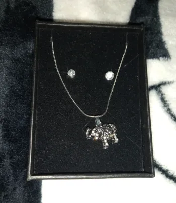 Collier et boucles d'oreilles