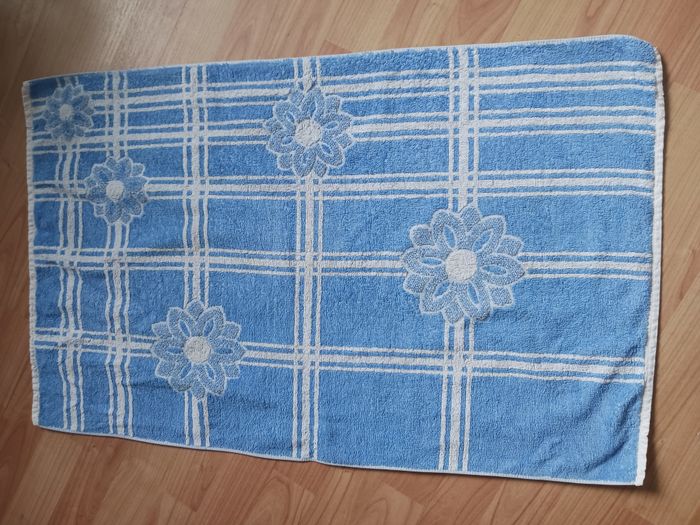serviette de toilette blanche et bleu 84 x 52 cm neuve
