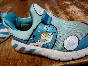 Chaussures basket Adidas Olaf taille 25
De petites taches mais encore en tres bon état