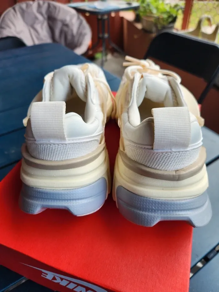 Nike V2K run crème Taille 36,5 neuves mixte - photo numéro 5