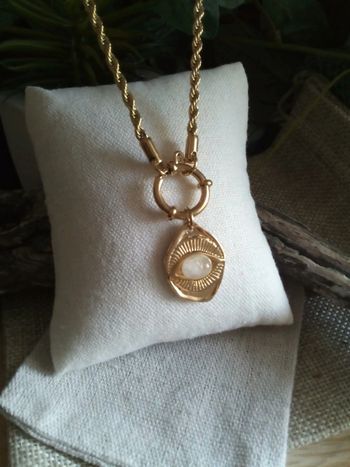 Collier pendentif oeil et pierre de lune