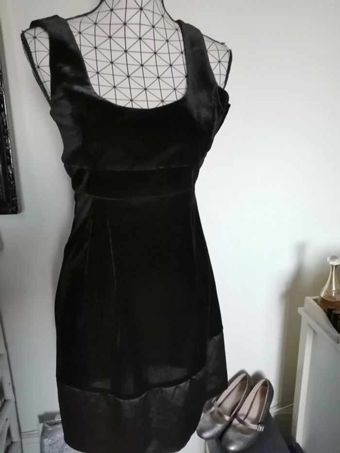Petite robe noire. Effet velours et satin