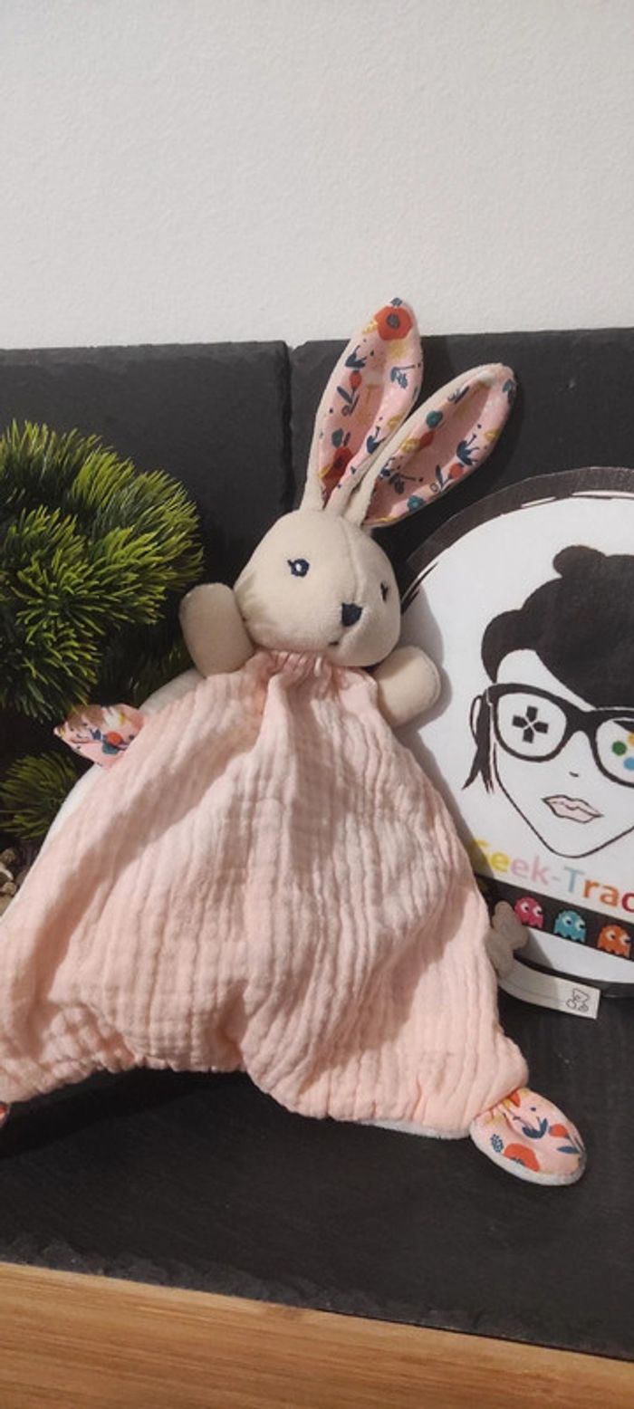 Doudou plat Lapin rose beige coquelicot fleurs kaloo triangle Blanc