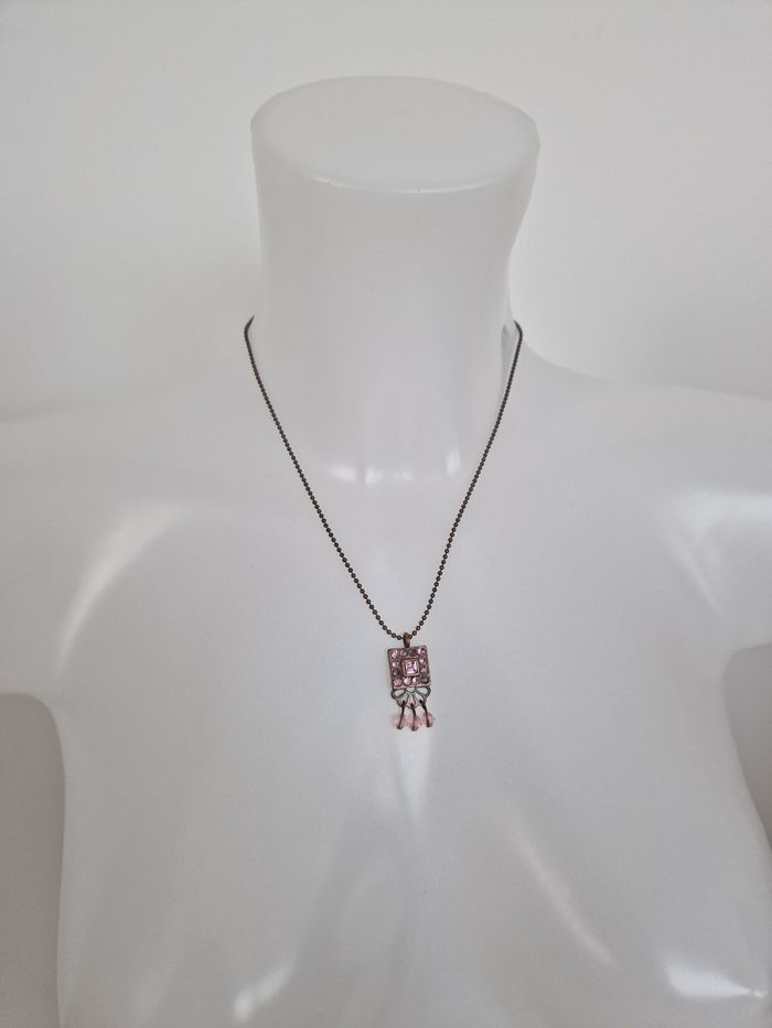 Collier avec motif et perles rose