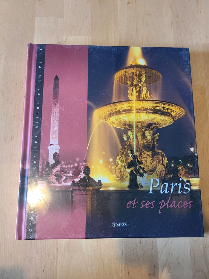 Livre Paris et ses places, grandes et petites histoires de Paris sous blister