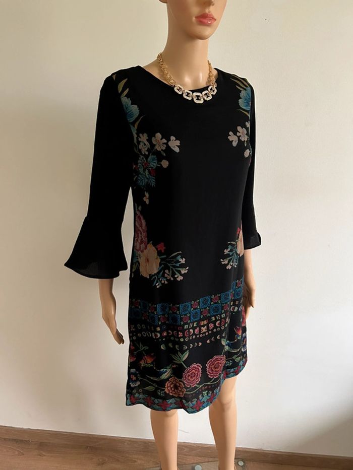 Robe noire et imprimée avec manches 3/4 Desigual taille 36 jamais portée - photo numéro 2