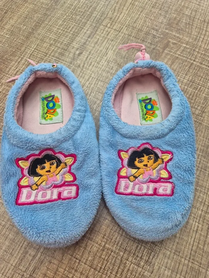 Chaussons Dora 28 en bon état