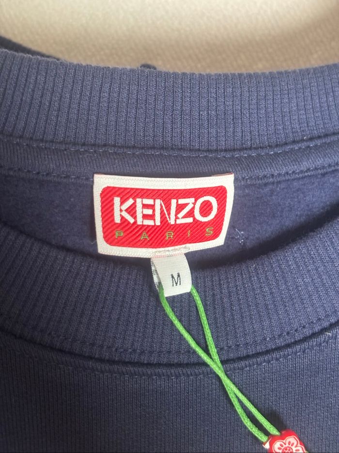 Sweat Kenzo taille M bleu marine logo imprimé fleurs rouge/jaune - photo numéro 4