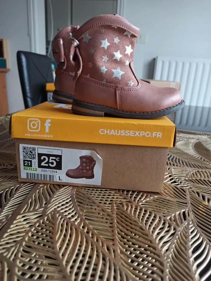 Bottines rose avec noeud et étoiles argentées