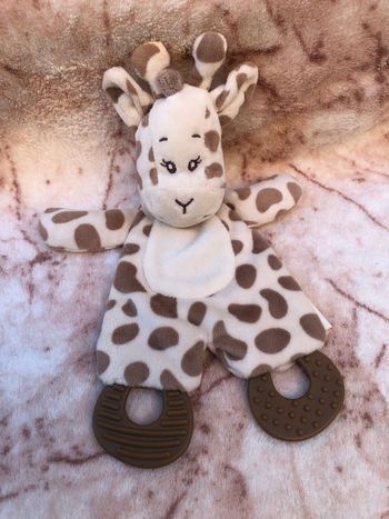 Doudou plat girafe blanc marron crème dentition Action