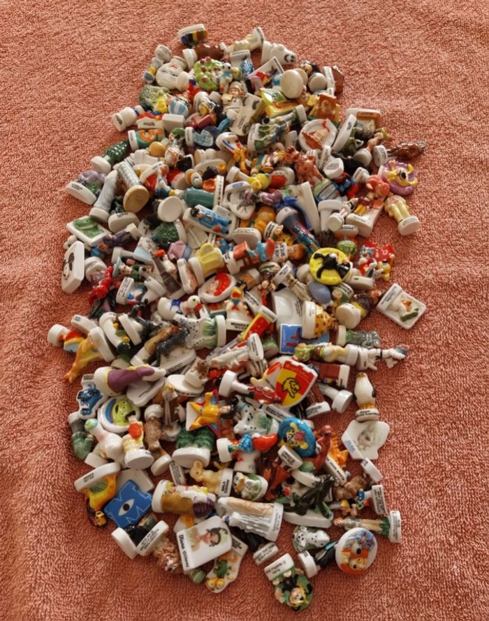 lot de 210 fèves n° 6 Disney Harry Potter Marsupilami Spiderman dessin animé film etc....