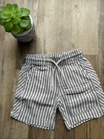- Short Kiabi - 5 ans - bon état, petite tache