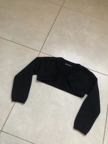 Gilet boléro avec un bouton noir à paillettes