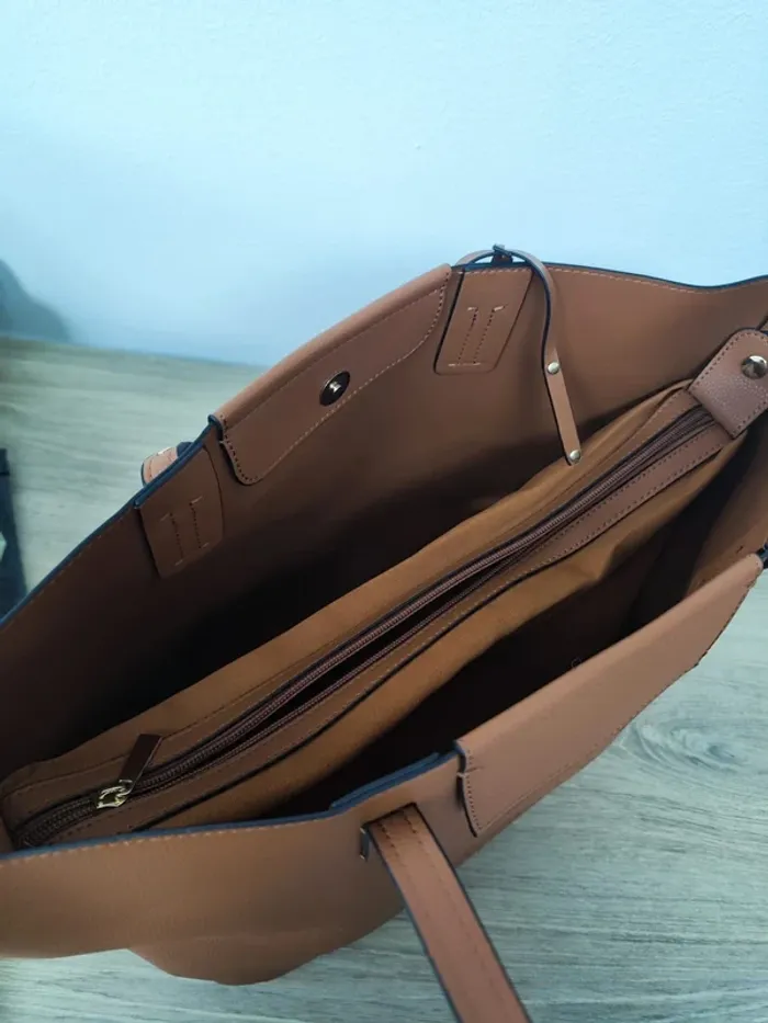 Sac fourre tout marron galerie Lafayette, bon état mais quelques traces 35x29cm - photo numéro 4