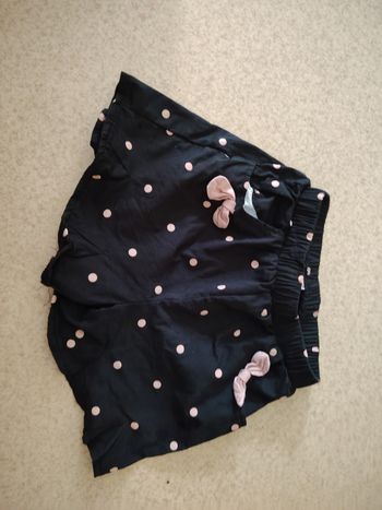 Short noirs et nœuds rose