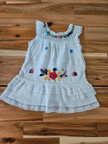 Robe sans manches style broderie blanche avec fleurs 12/18 mois