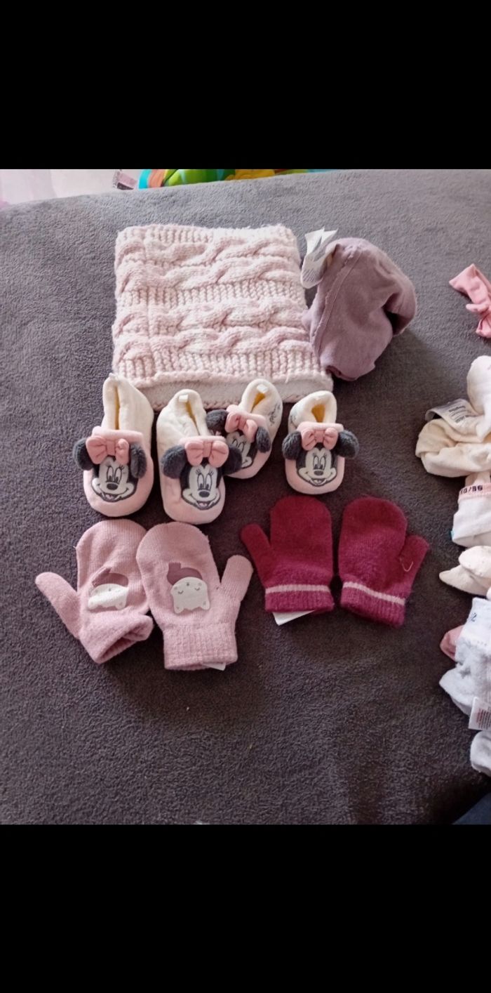 Lot ŕobe gilet moufles filles 3 mois - photo numéro 4