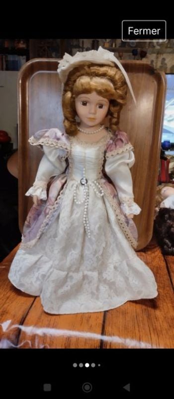 Poupée porcelaine rousse 46 cm fournie avec son pied