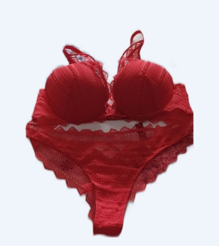 Très joli ensemble lingerie femme haut  95C Bas M