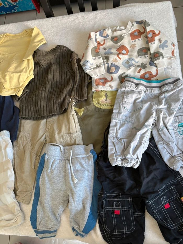 Lot Vêtements Bébé Garçon 6 mois - Pantalons, Hauts, salopette - photo numéro 2