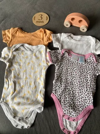 Lot bodies 3 mois