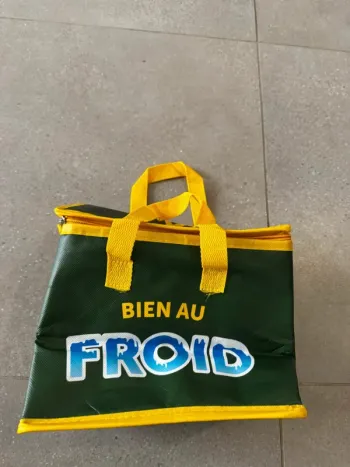 Sac fourre tout Mcdo, bon état mais une trace de cutter en dessous 25x18x23cm