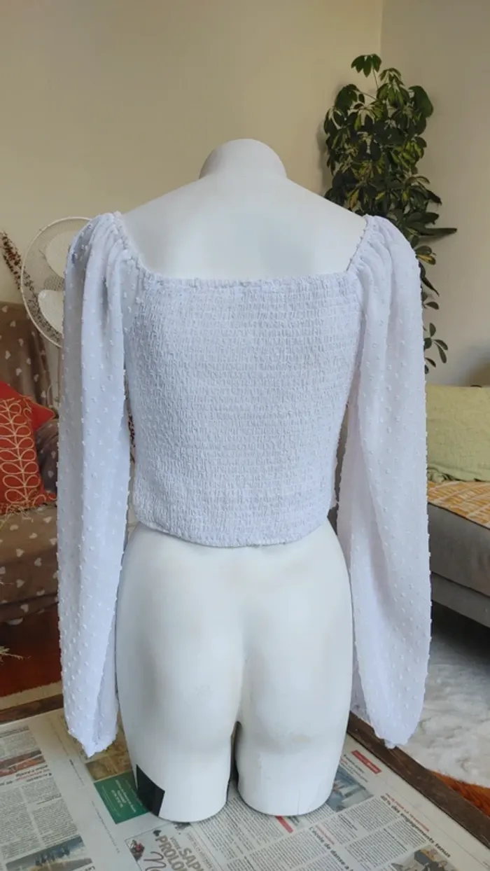 Blouse blanche à pois texturé manche légèrement bouffante décolleté - photo numéro 5
