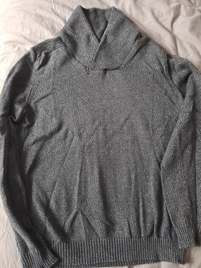Pull noir avec col fermeture
