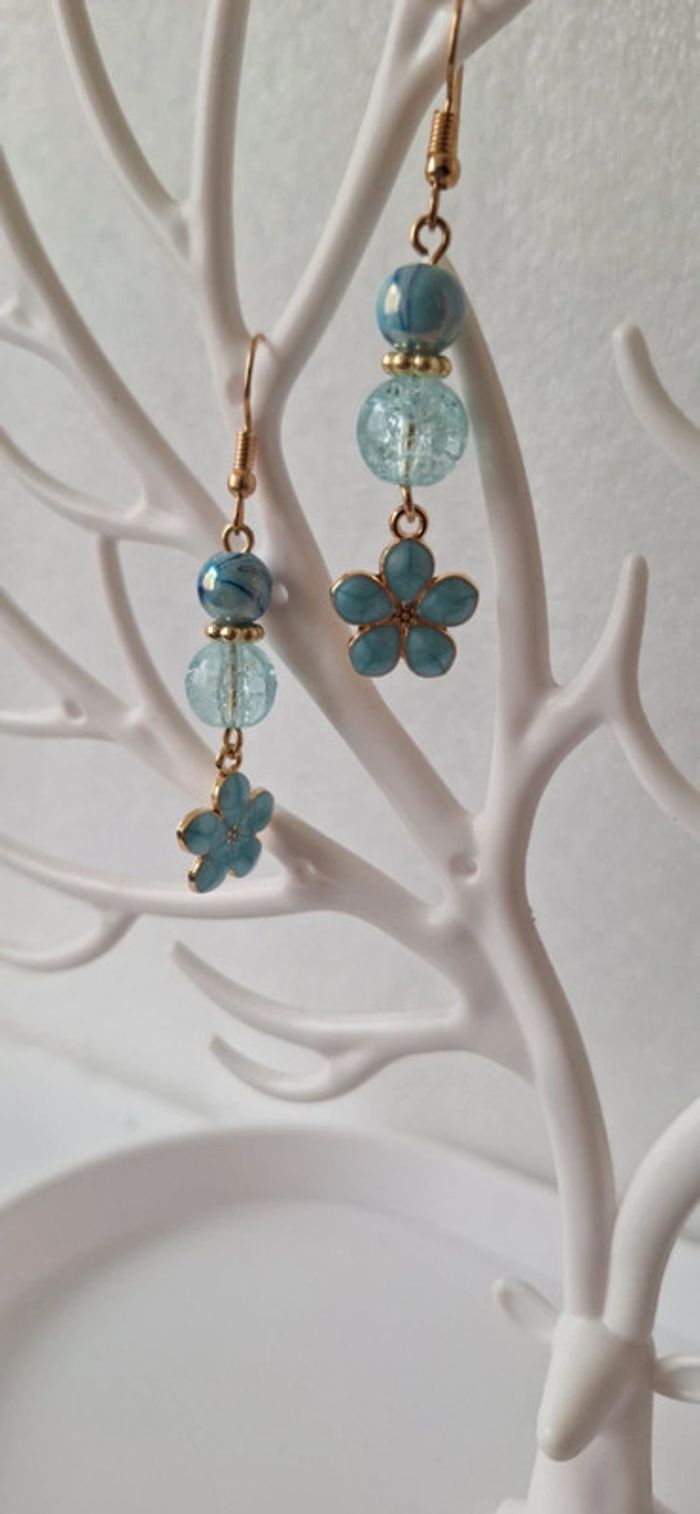 Boucle d'oreilles fleur bleu - photo numéro 4