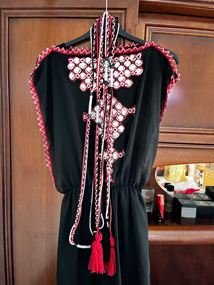 Robe kabyle 2 pièces, couleur noir, robe droite et chasubles en voile , galons et ceinture assorti - photo numéro 3