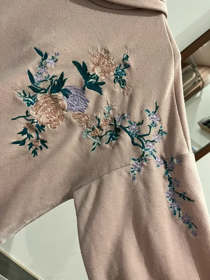 Pull fleuri à capuche - photo numéro 3
