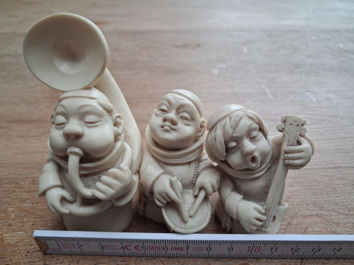 Bustes en albâtre, moines et instruments de musique - photo numéro 9