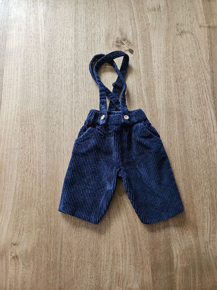 Pantalon en velours côtelé bleu.