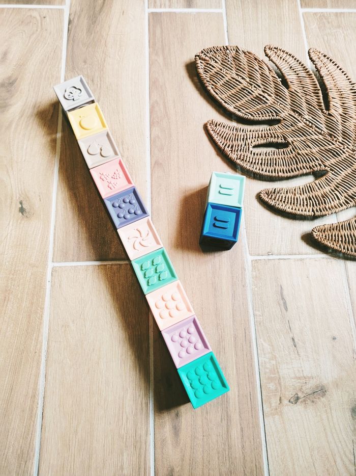 👶Lot de cubes blocs emboitables en plastique avec dessins et chiffres marque Vertbaudet - photo numéro 6