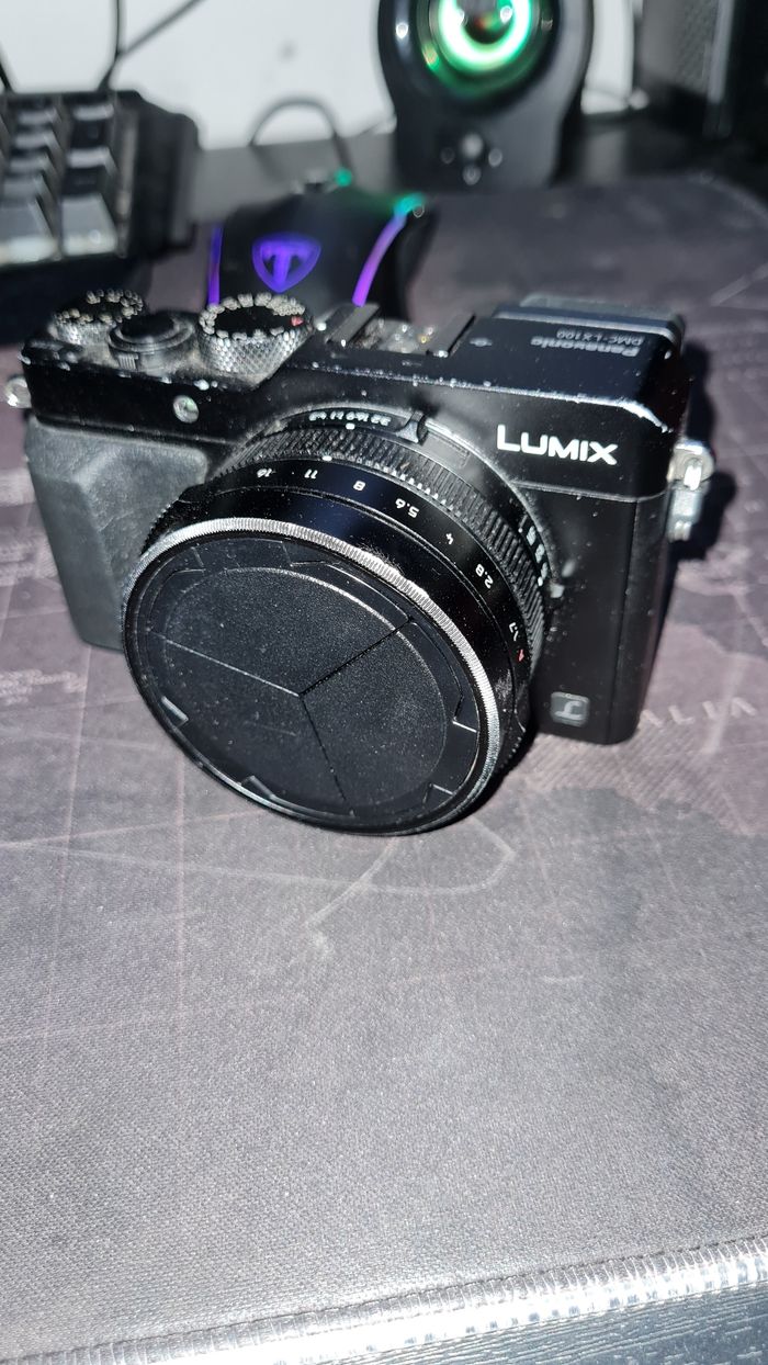 Panasonic LUMIX lx100 + son chargeur et deux batteries - photo numéro 2