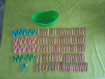 Lot épingles à linge en bois, plastique + panier