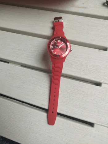Montre rouge et argenté