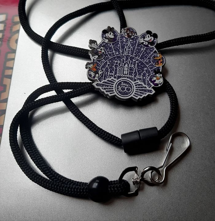 Collier 100 ans disney cast member édition limitee