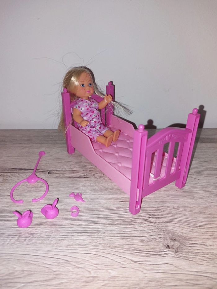 Petite barbie avec son lit
