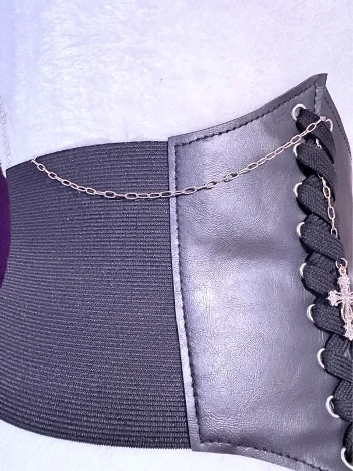 Serez taille corset ajustable avec bijoux croix doré et chaîne - photo numéro 3